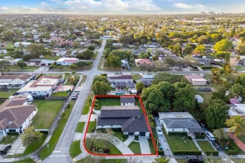 Casa en venta en Miami, Florida, 5 dormitorios, 265.98 m2 № 2008540 - foto 16