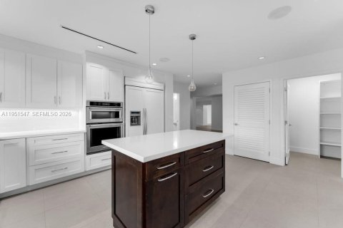 Casa en venta en Miami, Florida, 5 dormitorios, 265.98 m2 № 2008540 - foto 25