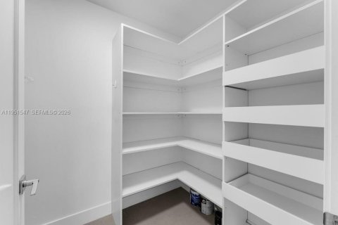 Casa en venta en Miami, Florida, 5 dormitorios, 265.98 m2 № 2008540 - foto 26