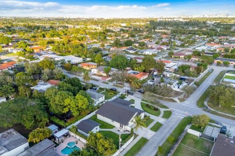 Casa en venta en Miami, Florida, 5 dormitorios, 265.98 m2 № 2008540 - foto 11