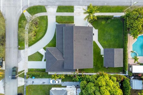 Casa en venta en Miami, Florida, 5 dormitorios, 265.98 m2 № 2008540 - foto 8