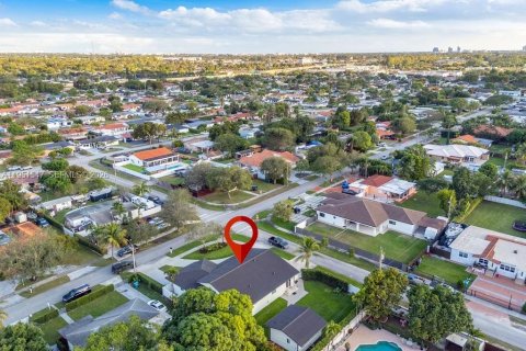 Casa en venta en Miami, Florida, 5 dormitorios, 265.98 m2 № 2008540 - foto 9