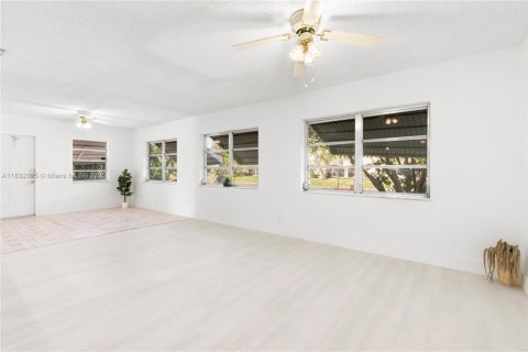 House in Tamarac, Florida 2 bedrooms, 154.22 sq.m. № 1809112 - photo 25