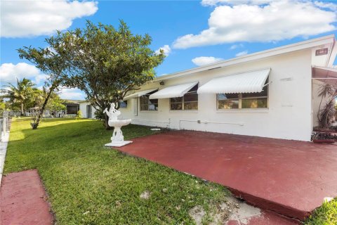 House in Tamarac, Florida 2 bedrooms, 154.22 sq.m. № 1809112 - photo 28