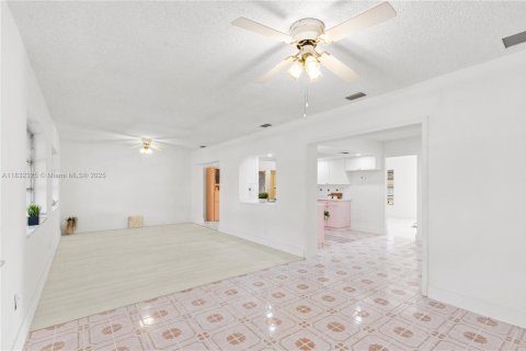House in Tamarac, Florida 2 bedrooms, 154.22 sq.m. № 1809112 - photo 23