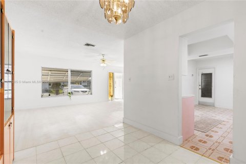 House in Tamarac, Florida 2 bedrooms, 154.22 sq.m. № 1809112 - photo 9