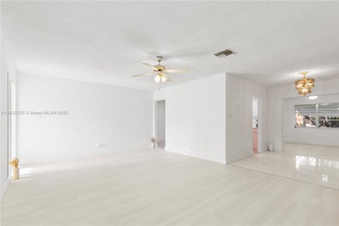 House in Tamarac, Florida 2 bedrooms, 154.22 sq.m. № 1809112 - photo 6