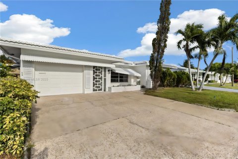 House in Tamarac, Florida 2 bedrooms, 154.22 sq.m. № 1809112 - photo 2