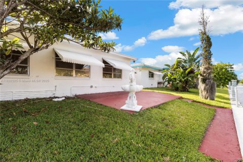 House in Tamarac, Florida 2 bedrooms, 154.22 sq.m. № 1809112 - photo 29