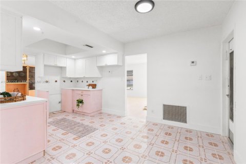 House in Tamarac, Florida 2 bedrooms, 154.22 sq.m. № 1809112 - photo 20