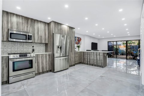 Touwnhouse à vendre à Hollywood, Floride: 3 chambres, 123.56 m2 № 2169882 - photo 2
