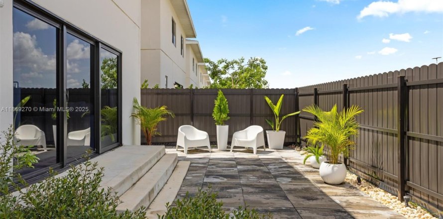 House in Florida City, Florida 5 bedrooms, 176.7 sq.m. № 1895769
