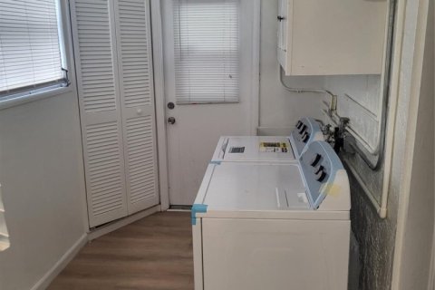 Casa en alquiler en Fort Lauderdale, Florida, 2 dormitorios, 102.19 m2 № 1152225 - foto 1