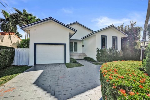 Снять в аренду виллу или дом в Серфсайд, Флорида 3 спальни, 169.55м2, № 2003744 - фото 2