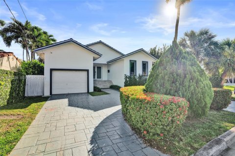 Снять в аренду виллу или дом в Серфсайд, Флорида 3 спальни, 169.55м2, № 2003744 - фото 5