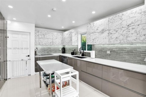 Снять в аренду виллу или дом в Серфсайд, Флорида 3 спальни, 169.55м2, № 2003744 - фото 28