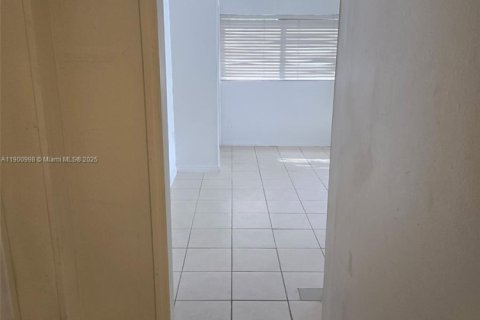 Снять в аренду коммерческую недвижимость в Майами, Флорида 55.74м2, № 1951660 - фото 4