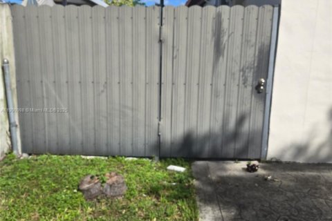 Снять в аренду коммерческую недвижимость в Майами, Флорида 55.74м2, № 1951660 - фото 1