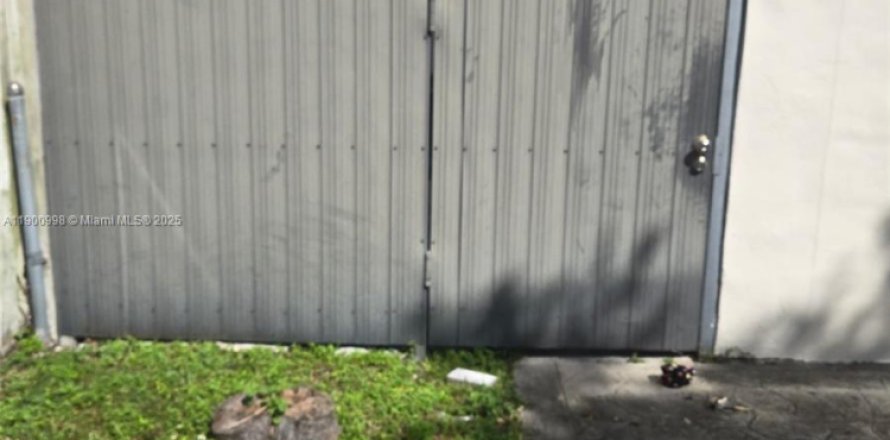 Коммерческая недвижимость в Майами, Флорида 55.74м2 № 1951660