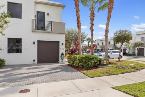 Adosado en venta en Miami, Florida, 4 dormitorios, 180.97 m2 № 1993835 - foto 1