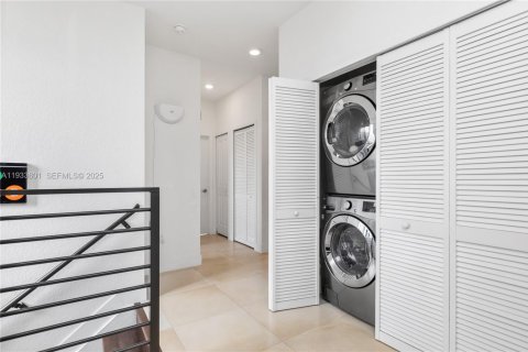 Adosado en venta en Miami, Florida, 4 dormitorios, 180.97 m2 № 1993835 - foto 9