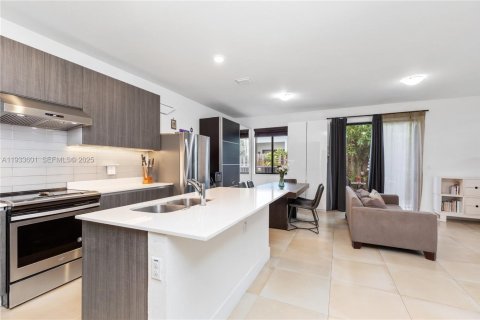 Adosado en venta en Miami, Florida, 4 dormitorios, 180.97 m2 № 1993835 - foto 5