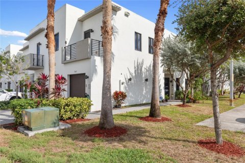 Adosado en venta en Miami, Florida, 4 dormitorios, 180.97 m2 № 1993835 - foto 2