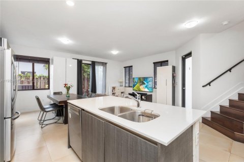 Adosado en venta en Miami, Florida, 4 dormitorios, 180.97 m2 № 1993835 - foto 4