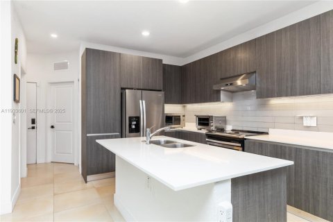 Adosado en venta en Miami, Florida, 4 dormitorios, 180.97 m2 № 1993835 - foto 3