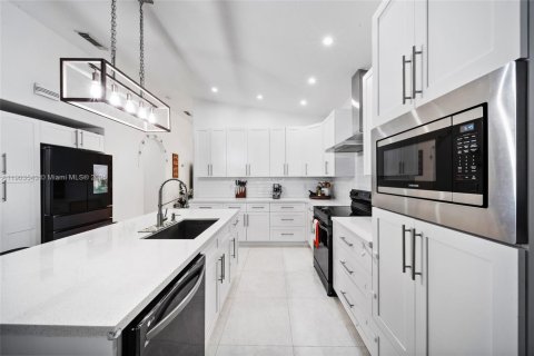 Villa ou maison à vendre à Miami, Floride: 4 chambres, 169.27 m2 № 1955182 - photo 13