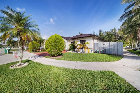 Villa ou maison à vendre à Miami, Floride: 4 chambres, 169.27 m2 № 1955182 - photo 4