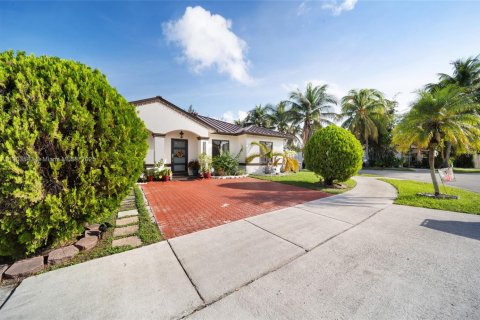 Villa ou maison à vendre à Miami, Floride: 4 chambres, 169.27 m2 № 1955182 - photo 3