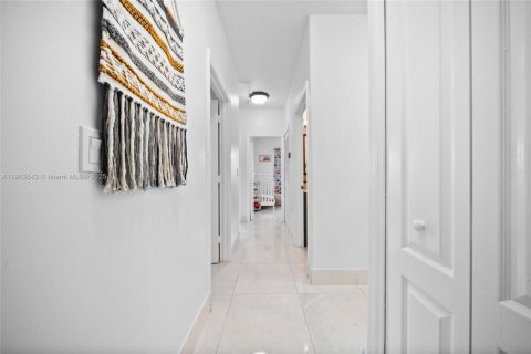 Villa ou maison à vendre à Miami, Floride: 4 chambres, 169.27 m2 № 1955182 - photo 28