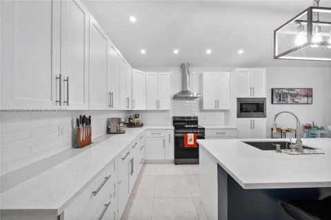 Villa ou maison à vendre à Miami, Floride: 4 chambres, 169.27 m2 № 1955182 - photo 11