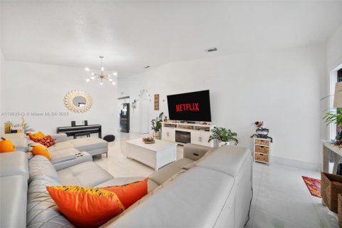 Villa ou maison à vendre à Miami, Floride: 4 chambres, 169.27 m2 № 1955182 - photo 7