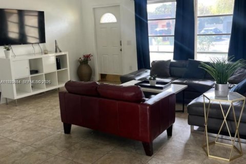 Villa ou maison à louer à Pembroke Pines, Floride: 3 chambres, 103.68 m2 № 2051574 - photo 4