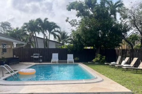 Villa ou maison à louer à Pembroke Pines, Floride: 3 chambres, 103.68 m2 № 2051574 - photo 2