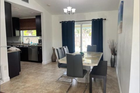 Villa ou maison à louer à Pembroke Pines, Floride: 3 chambres, 103.68 m2 № 2051574 - photo 3