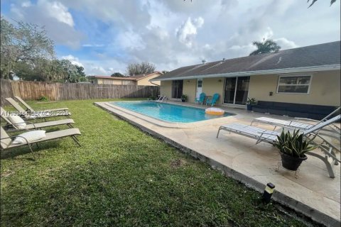 Villa ou maison à louer à Pembroke Pines, Floride: 3 chambres, 103.68 m2 № 2051574 - photo 16