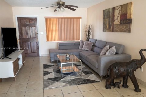 Townhouse in Miami, Florida 3 bedrooms, 103.12 sq.m. № 2082969