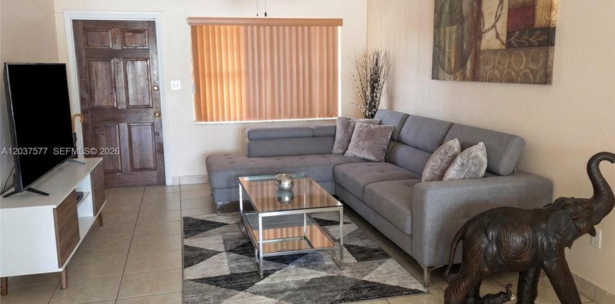 Townhouse in Miami, Florida 3 bedrooms, 103.12 sq.m. № 2082969
