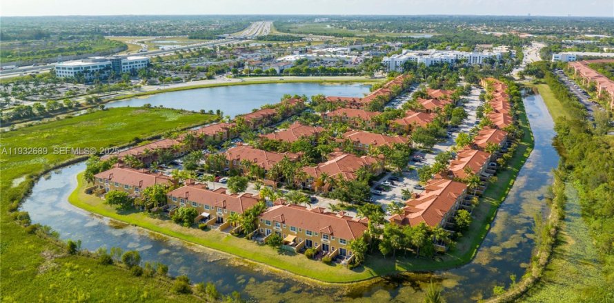 Кондоминиум с 3 спальнями в Пемброк-Пайнс, Флорида № 1991589