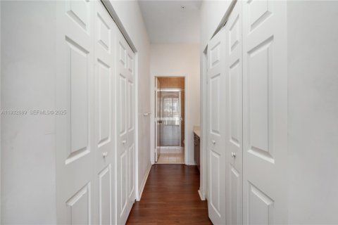 Снять в аренду кондоминиум в Пемброк-Пайнс, Флорида 3 спальни, 129.13м2, № 1991589 - фото 25