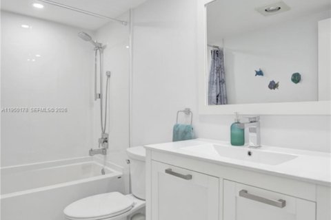 Condo in Dania Beach, Florida, 2 bedrooms  № 2005848 - photo 12