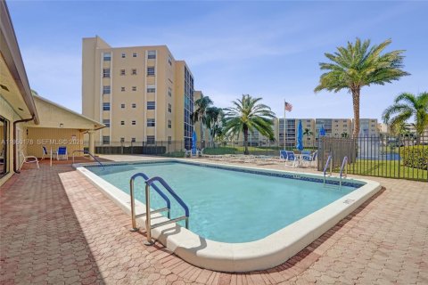 Condo in Dania Beach, Florida, 2 bedrooms  № 2005848 - photo 27