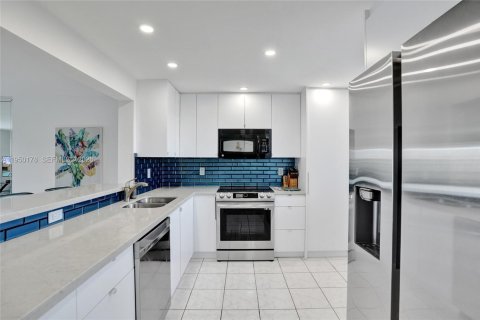 Condo in Dania Beach, Florida, 2 bedrooms  № 2005848 - photo 13