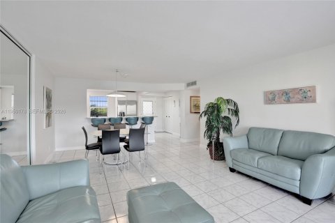 Condo in Dania Beach, Florida, 2 bedrooms  № 2005848 - photo 19