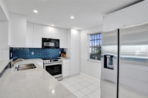 Condo in Dania Beach, Florida, 2 bedrooms  № 2005848 - photo 14