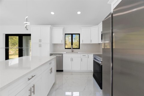 House in Lehigh Acres, Florida 3 bedrooms № 1852422 - photo 7