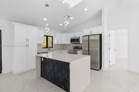 House in Lehigh Acres, Florida 3 bedrooms № 1852422 - photo 4